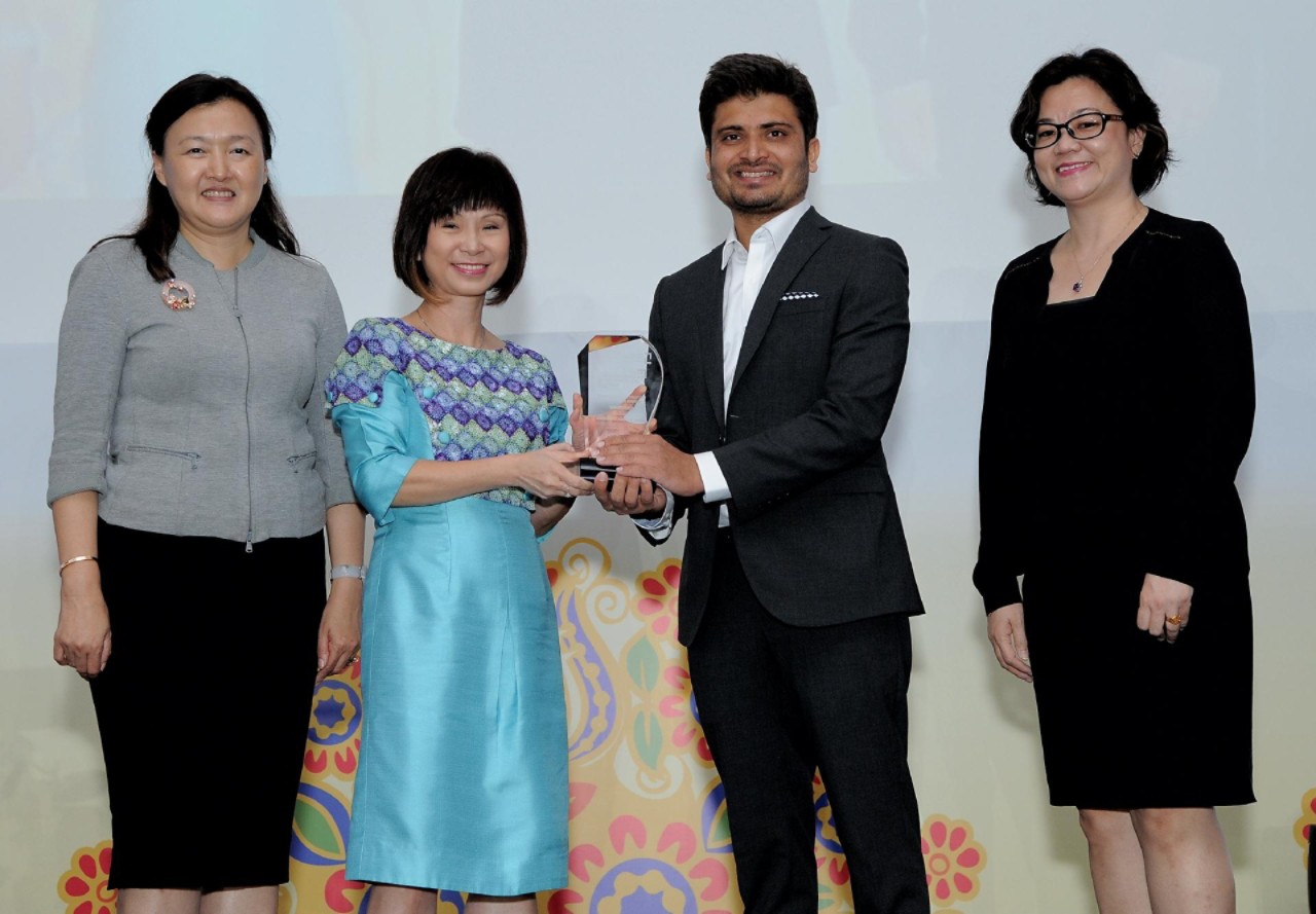 кадър на връчената награда, дадена на Азиатските награди за екологична журналистика 2015 г