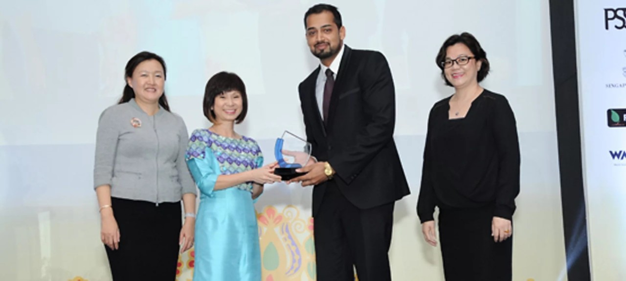 Награда, дадена на Азиатските награди за екологична журналистика 2015 г