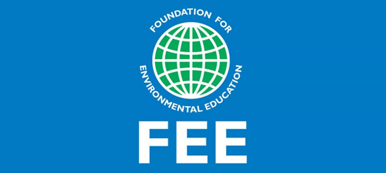 лого на FEE на син фон