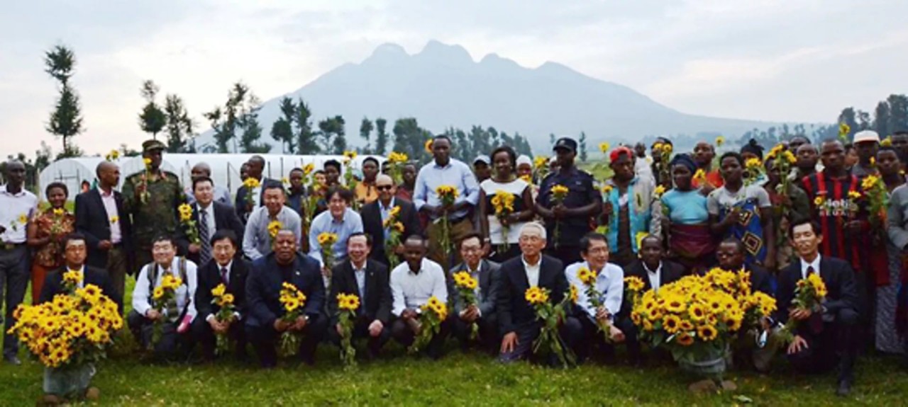 Фермери от Руанда със служители на Toyota