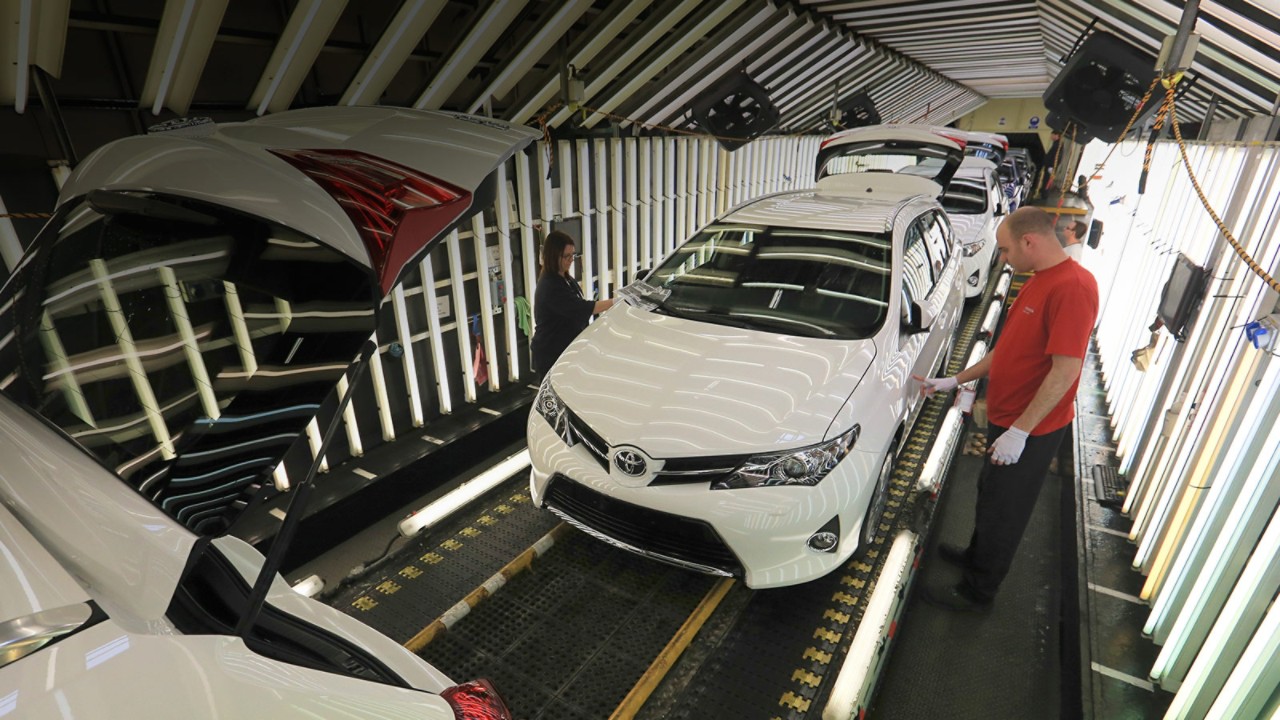 техник на Toyota проверява качеството на боята на автомобил