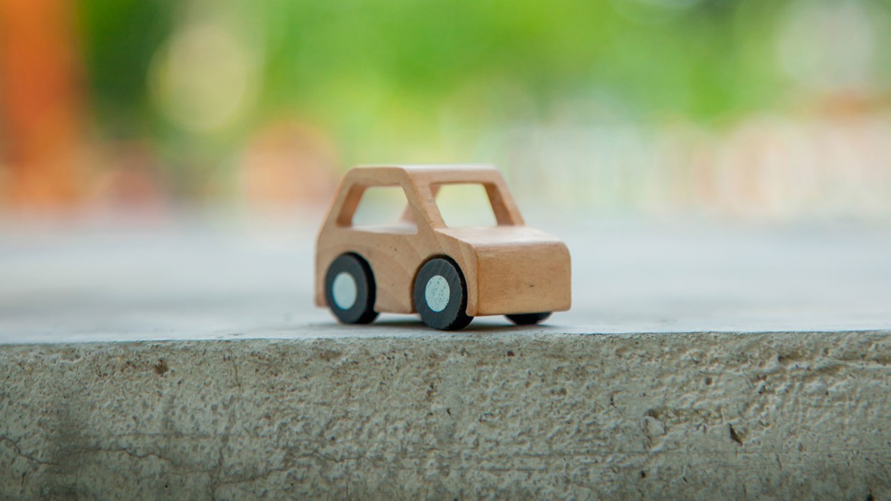 страничен кадър на малък дървен автомобил