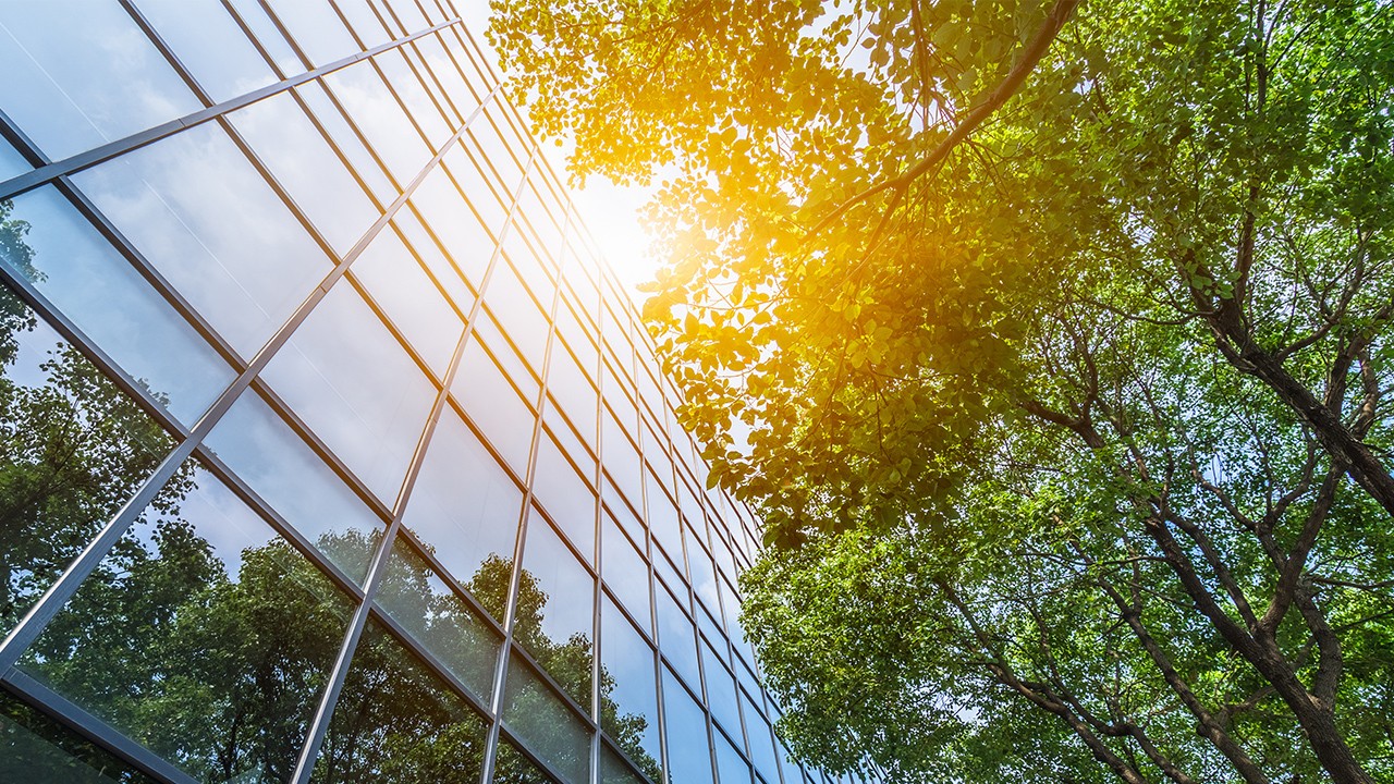 Отражение на слънце върху стъклена сграда