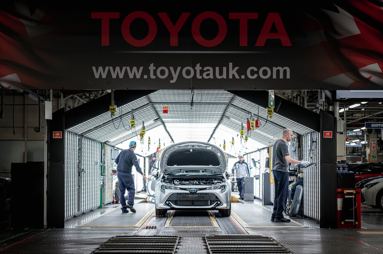 техници обслужват автомобил в  представителството на Toyota във Великобритания
