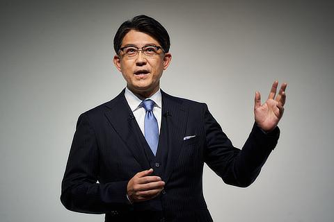 кадър на CEO на Toyota, изнасящ реч