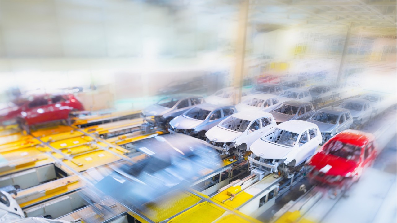 работници във фабриката на Toyota сглобяват автомобили