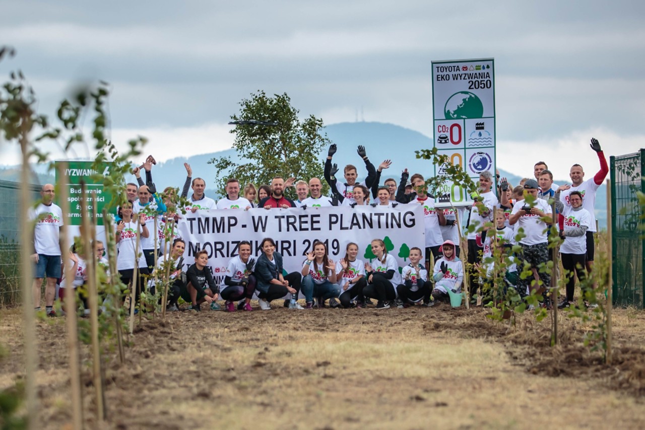 служители на Toyota засаждат дървета