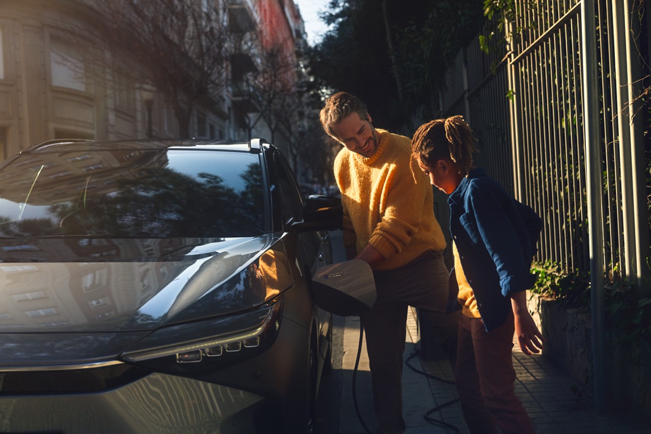 Семейство зарежда своята Toyota bZ4X на обществена станция за зареждане